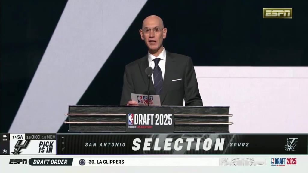 听名字就很牛逼!卡特-布莱恩特上场同萧华握手