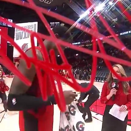 下赛季,杨瀚森和艾顿就是开拓者首发中锋位置上的竞争对手了