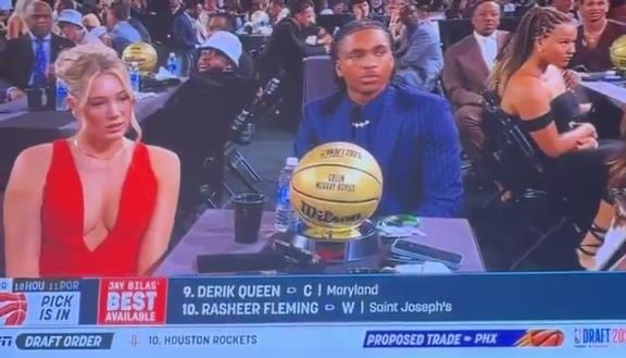 第九顺位博伊尔斯的女友也是女篮球员,神似大表姐,身材炸裂