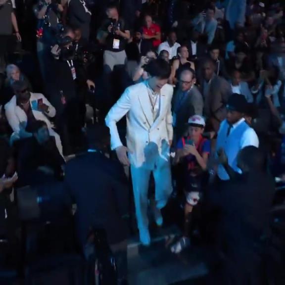 16顺位!小杨拥抱致意富保罗!好的经纪人功不可没啊