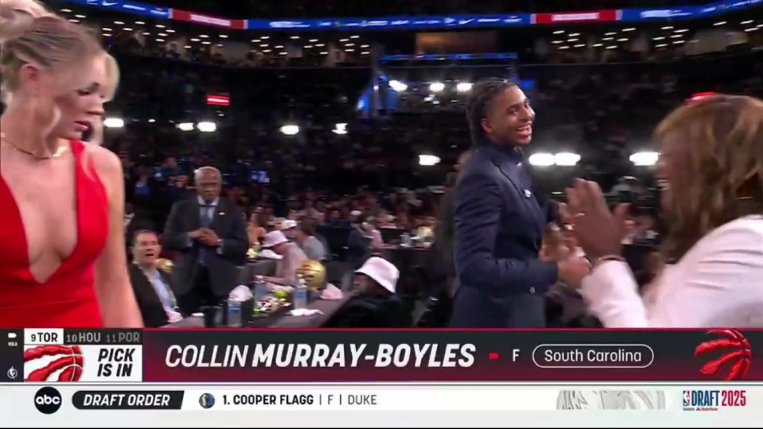 都不想出国!波伊尔斯被猛龙选中,性感女友也是一脸难色