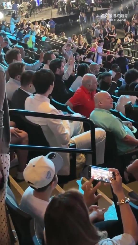 杨瀚森被选中时,身边的观众都起立鼓掌,纷纷举起手机录视频