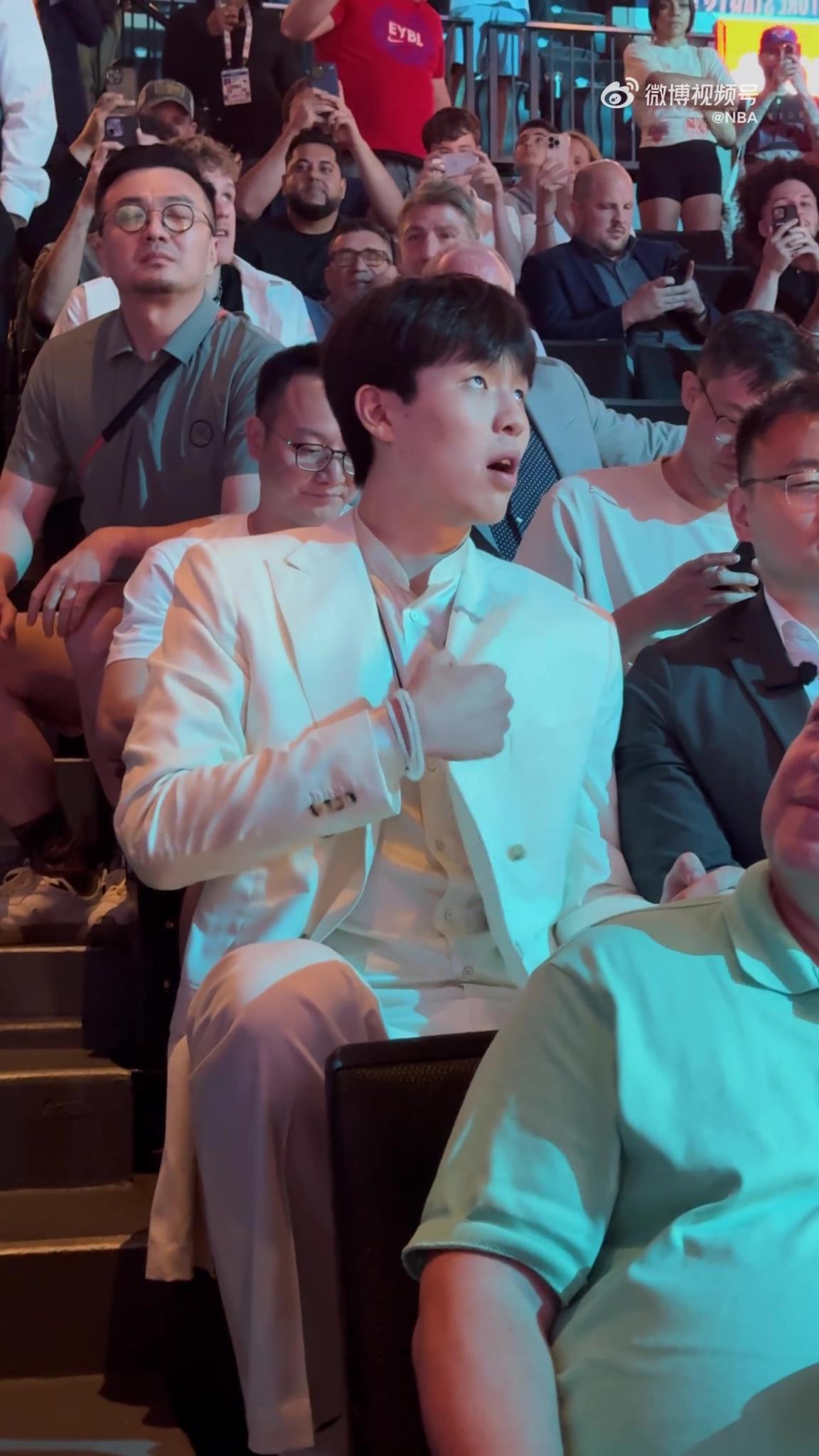 现场直击:杨瀚森被选中瞬间惊讶不已 又惊又喜的表情太真实