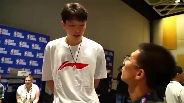 美国记者此前采访杨瀚森,坦言曾为易建联学习多年粤语!