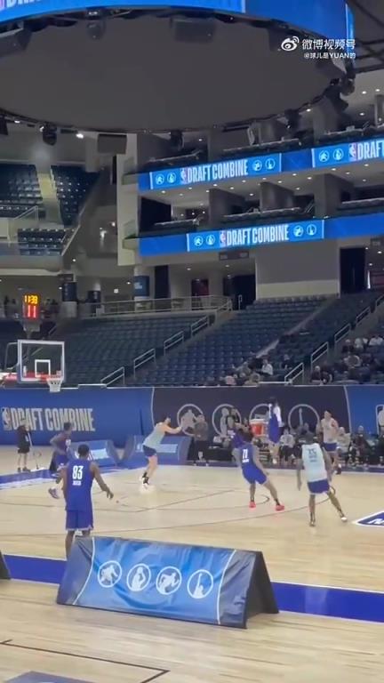 这意识不错!杨瀚森联合试训半场对抗,挡拆后顺下迎着两人暴扣!