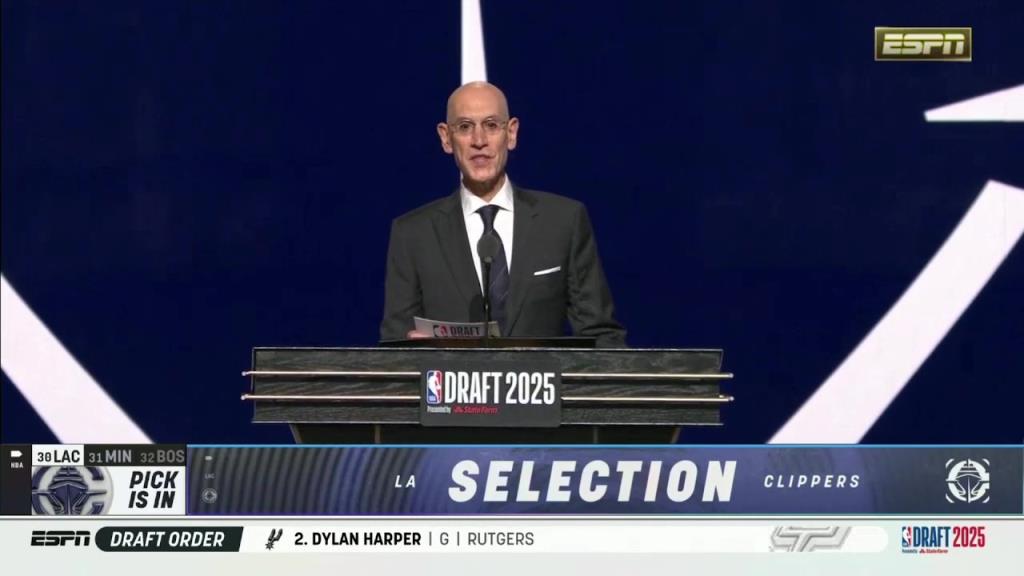 快船选中大龄中锋!30顺位尼德豪泽上前握手合影