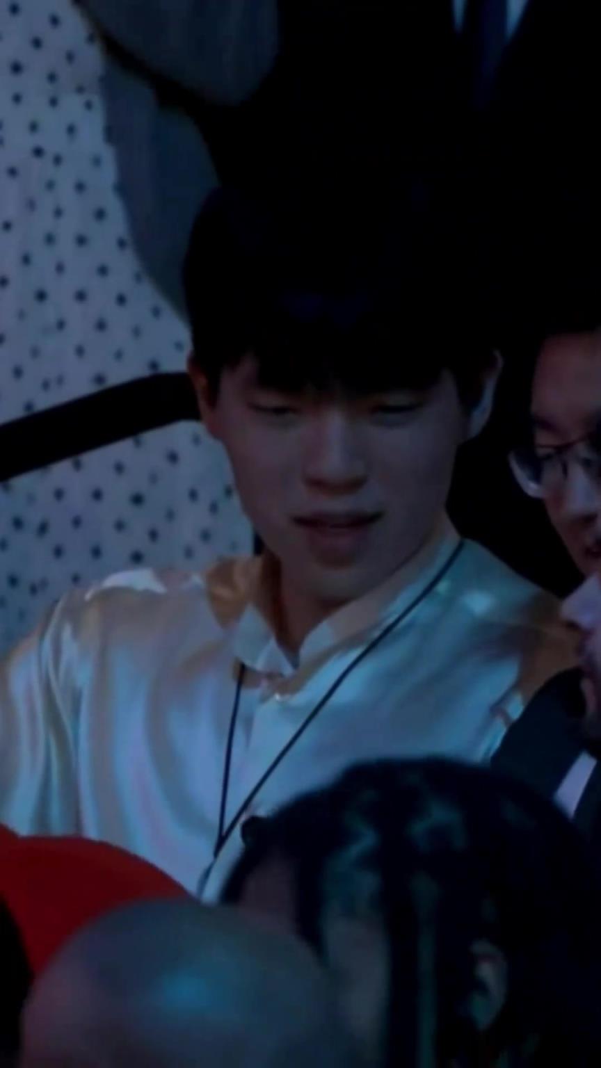 小杨还在聊天,突然被工作人员通知,表情充满震惊:我啊?