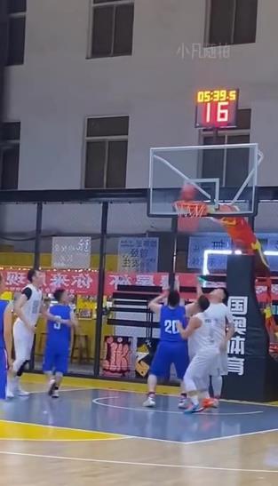 该夸他能抢板呢,还是骂他投篮铁?