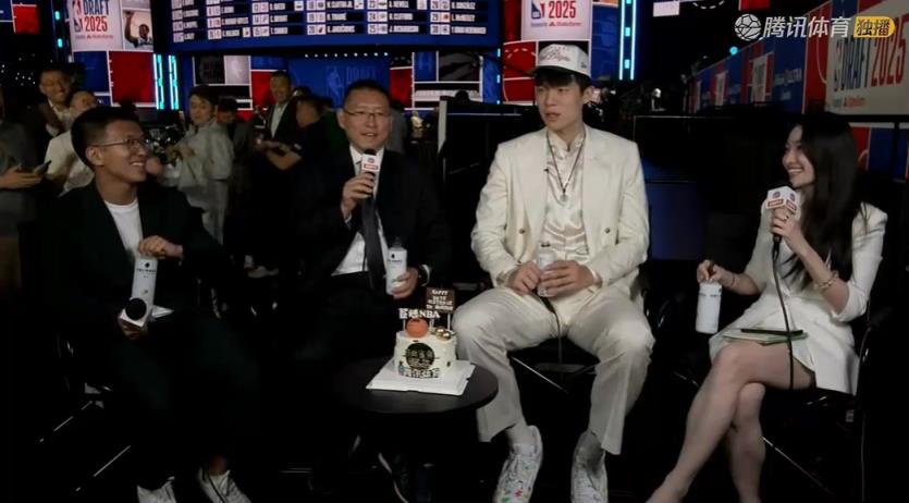 前方女记孟超和经纪人一起给杨瀚森过生日!现场吃蛋糕喝代言饮料