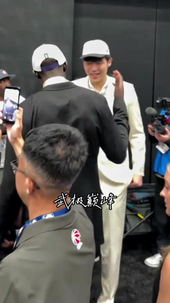 杨瀚森激动坏了!在被选中后与太阳新秀马卢阿奇庆祝