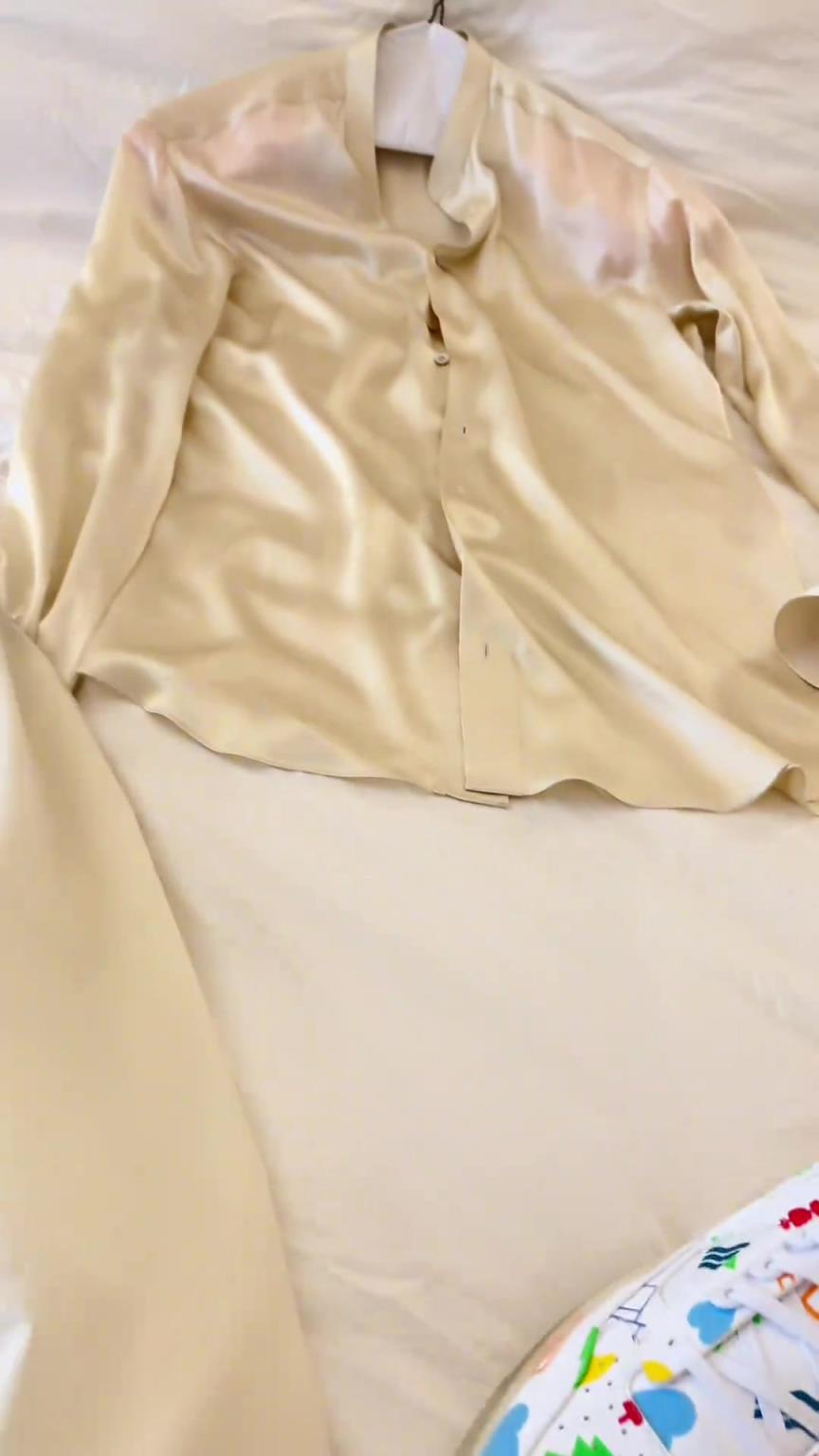 选秀大会,我来啦!杨瀚森一身白色正装帅气逼人~