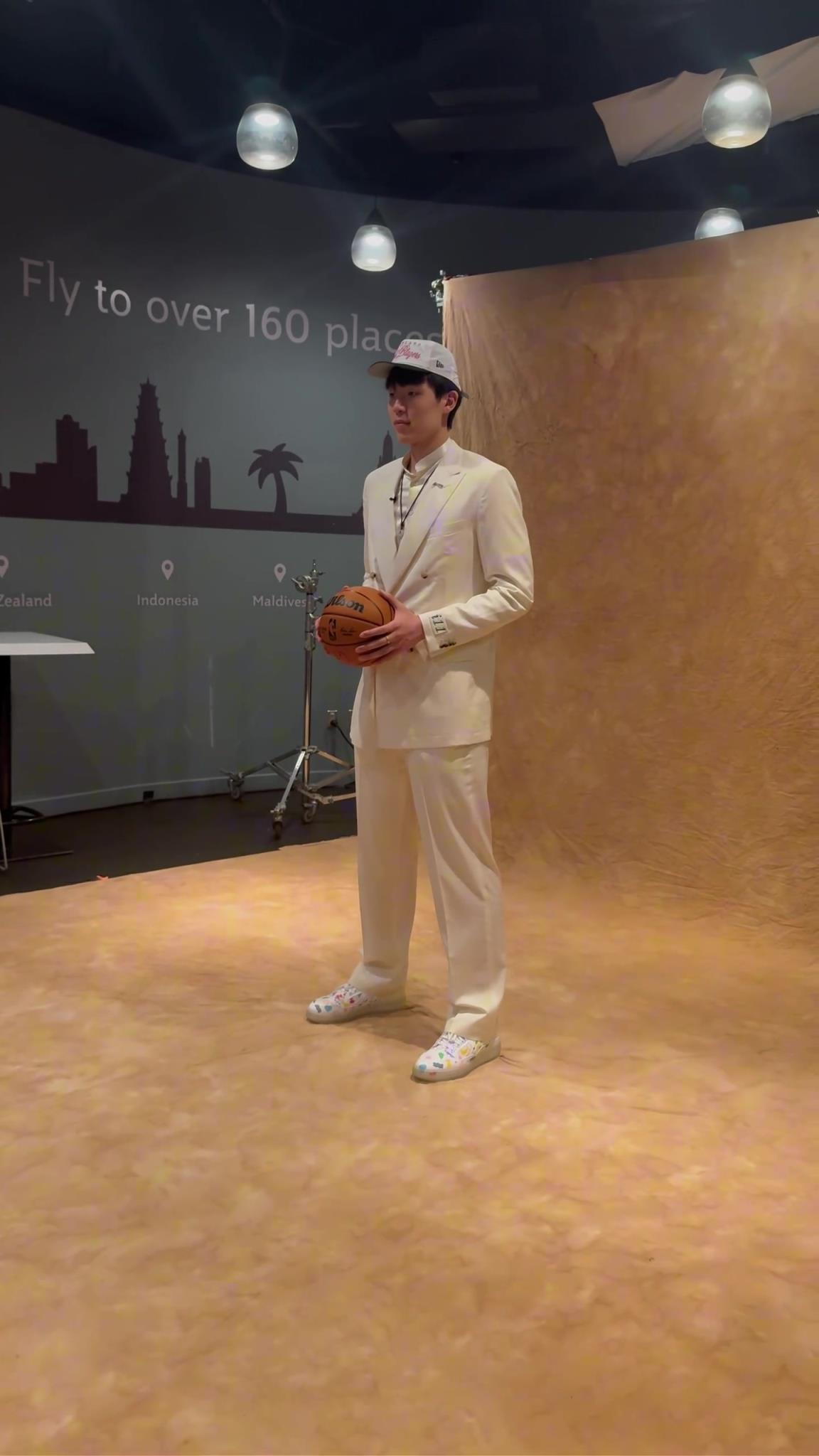 定妆照look!杨瀚森一身白色西装帅气亮相定妆照拍摄现场