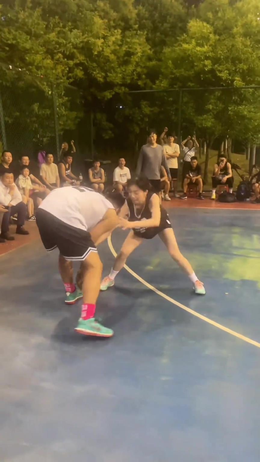 我好像跟这样一群妹子们打球啊!!