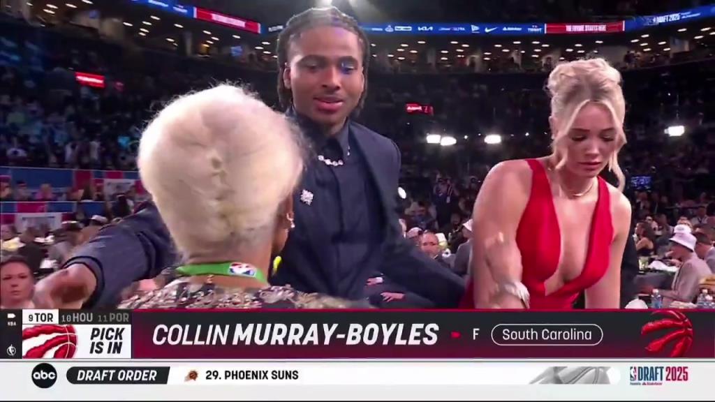 博伊尔斯女友这身材在选秀现场十分抢镜啊!