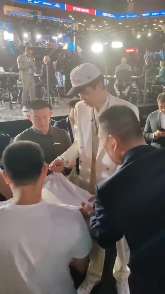 李宁赢麻了!杨瀚森被选中后在代言品牌T上签名