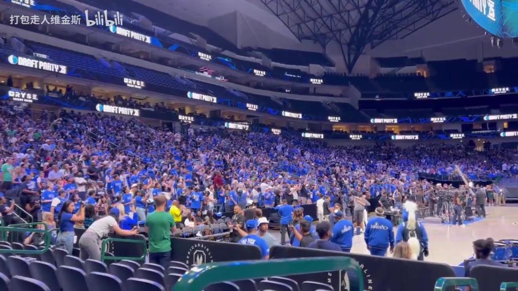 依然不满那笔交易啊!独行侠球迷在选中弗拉格后高喊fire nico!