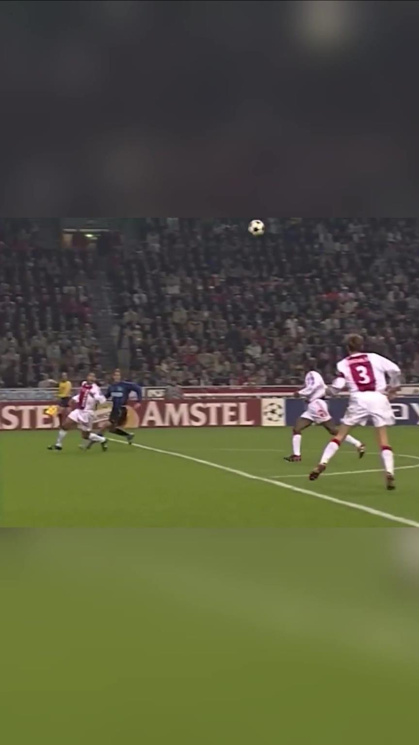 两位顶级中锋的完美传跑配合!维埃里反击传中克雷斯波头球破门!