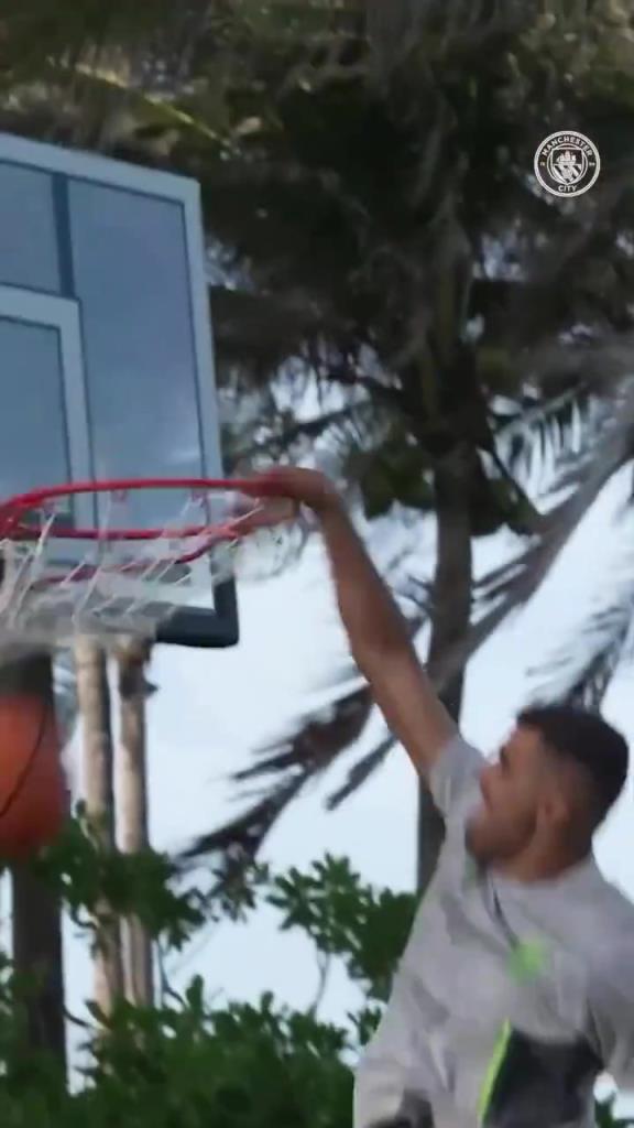 你给几分？金球先生罗德里扣篮得分！