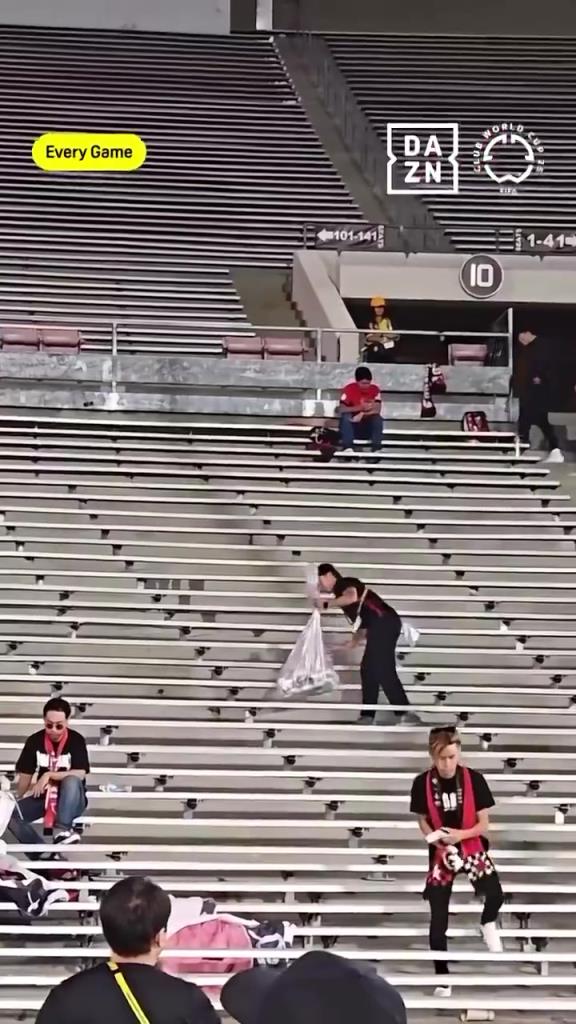 世俱杯全败出局，赛后浦和红钻球迷收拾看台上的垃圾