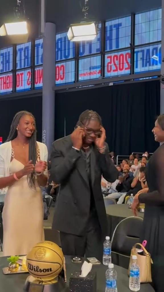 接到电话很开心啊~湖人36号秀阿杜-蒂耶罗被选中瞬间!