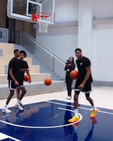 字母哥曾教第五顺位的贝利低位技巧,字母这启动速度好恐怖