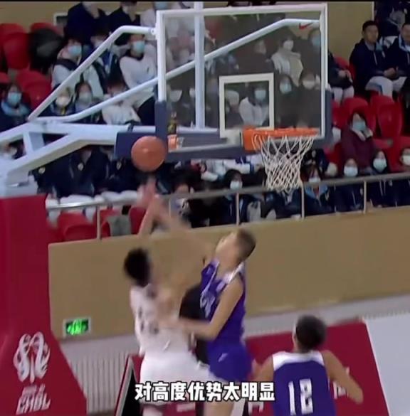 天赋尽显!杨瀚森在淄博十一中时已经展现了超凡的防守和传球能力