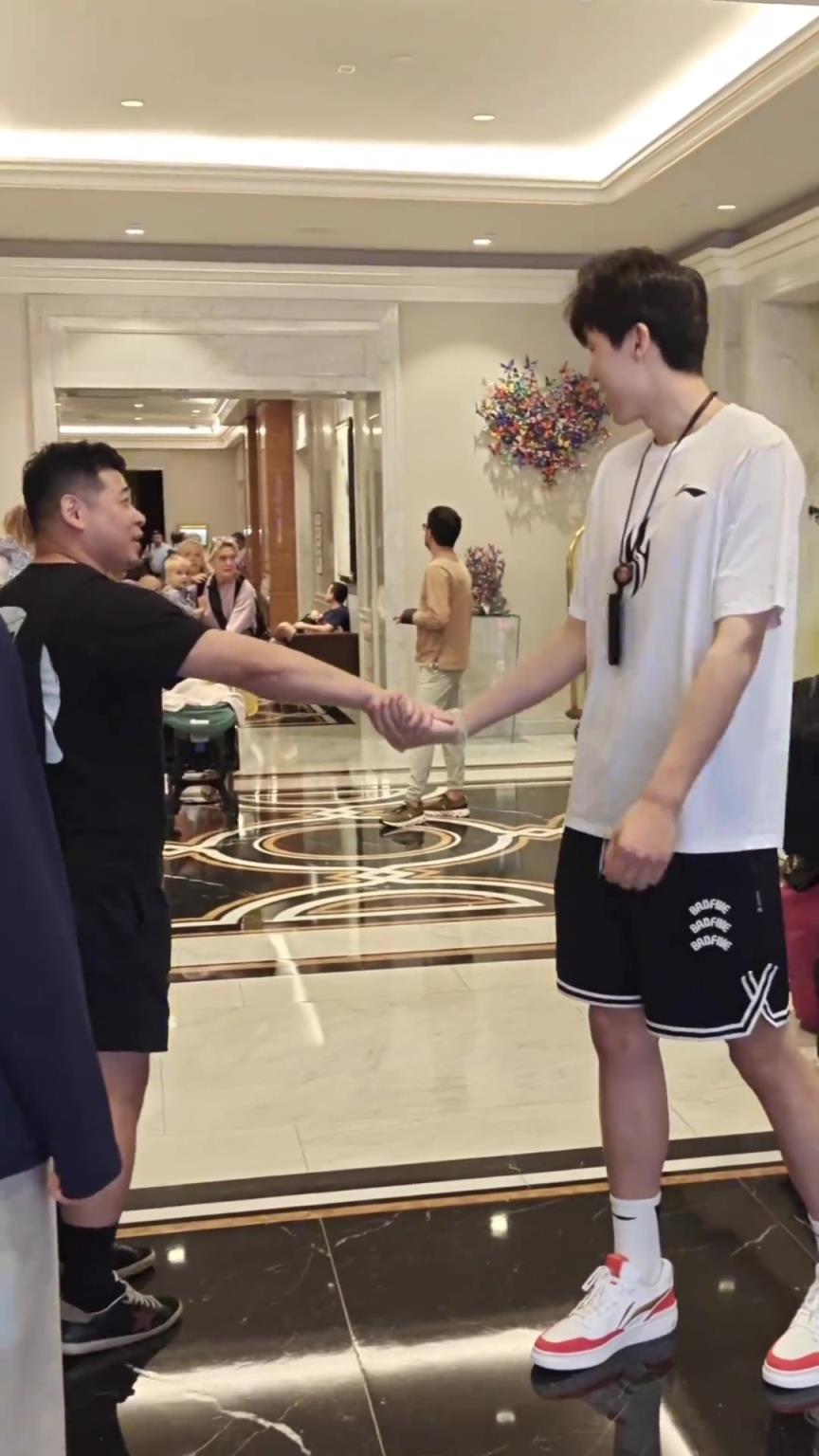 选秀结束后第二天,瀚森立即就启程出发波特兰正式开启NBA生涯