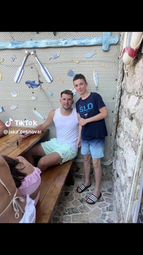 小球迷找到东契奇合影,东子瘦下来真帅