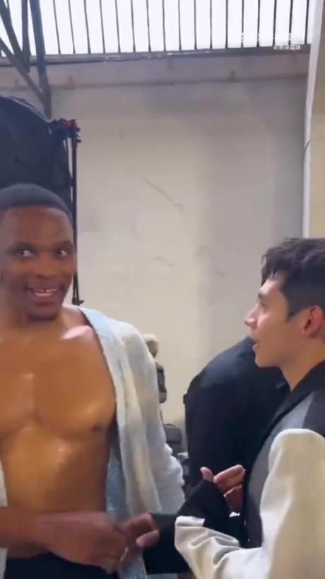 俩大胸肌甩来甩去~威少参加巴黎时装大会化身模特身穿女装走秀