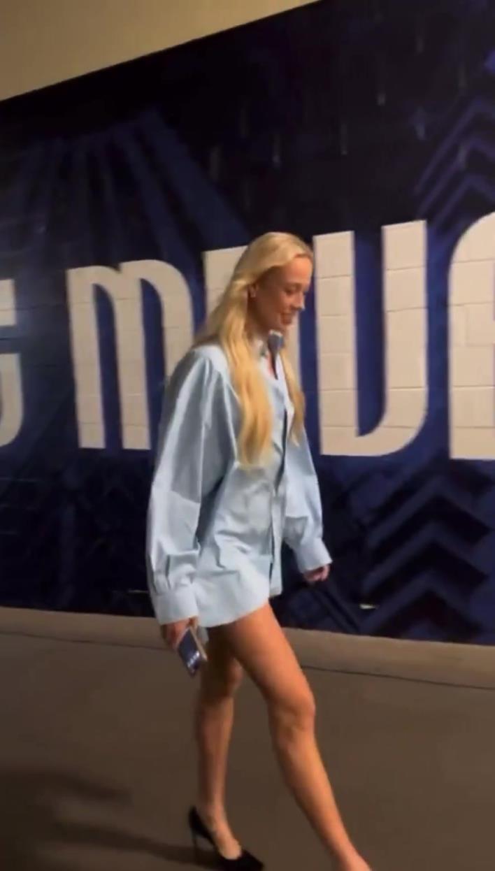 苏菲-坎宁安又是长腿高跟入场,今天要对阵小宝的飞翼