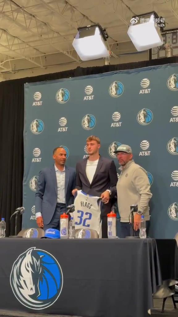 弗拉格发布会举起独行侠32号球衣 一旁总经理忍住淡淡一笑