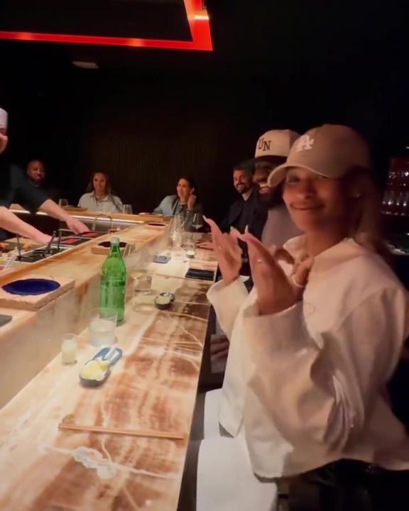 詹嫂亲自烤啊!詹姆斯夫妇和老友乐福一起吃寿司烤肉