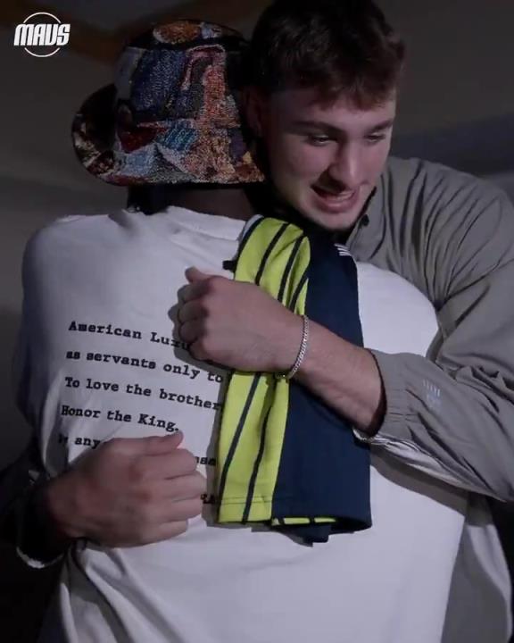 杜克状元师兄弟!欧文今日与新队友弗拉格拥抱致意,交流了一番~