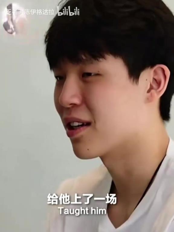 心理战!杨瀚森试训中打爆8号秀杰明,气的杰明不跟杨瀚森击掌!