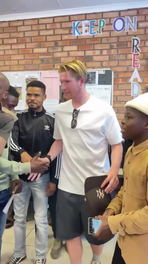 世界级球星！德布劳内闪现南非，和小朋友们合影留念！