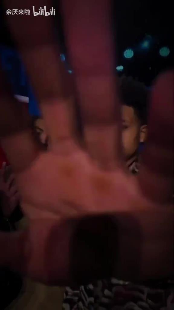 拍照还玩手机那个会打篮球吗?23届选秀大会会成为选秀大年吗?