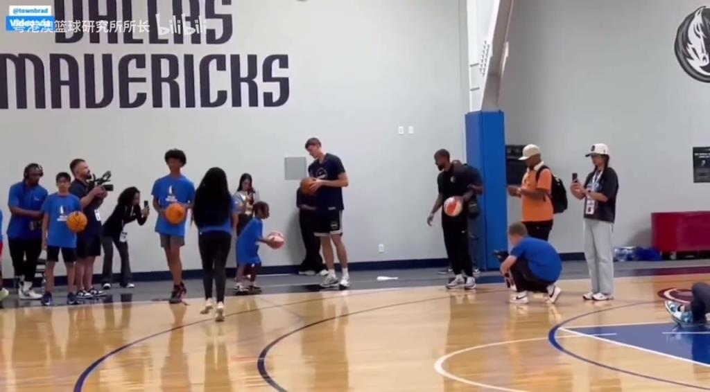 融入挺快!弗拉格在记者发布会后,参与到球迷活动中!