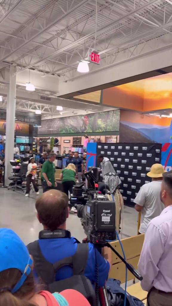 大明星!冠军锋线!杰威现在的见面会已经人满为患了!