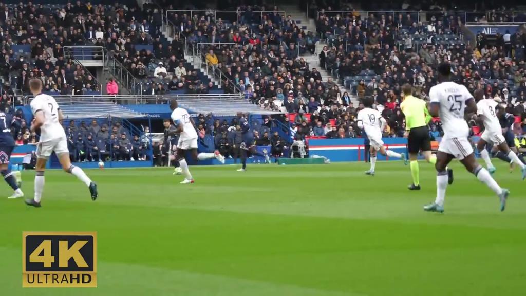 压迫感！此前巴黎主场比赛，梅西内马尔被自家球迷送上漫天嘘声！