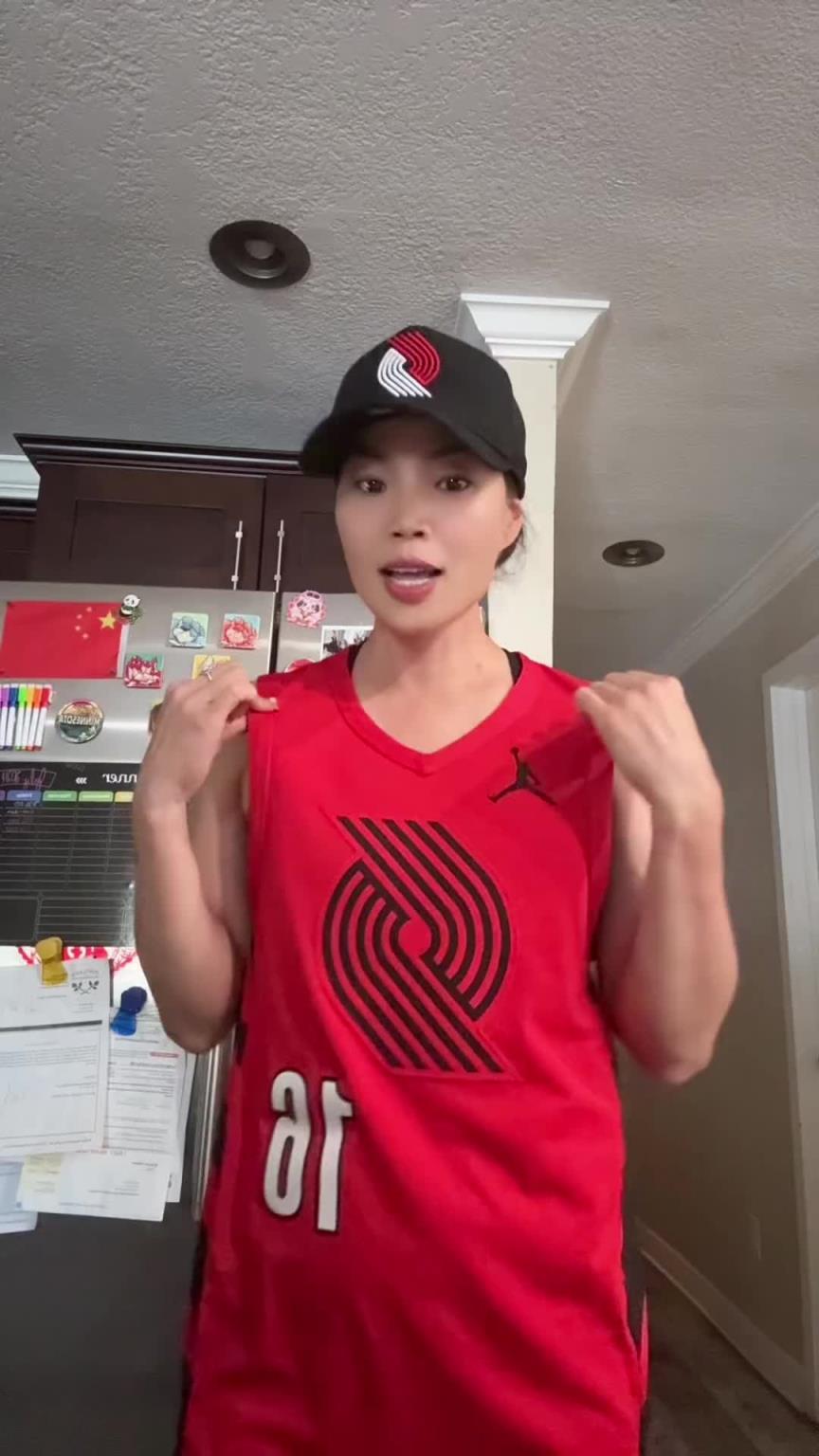 嘚瑟!女网友:我把杨瀚森球员版250美元价格打成238美元了