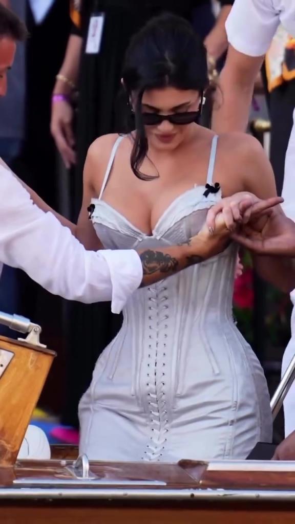 吸引全球目光啊!凯莉-詹娜现身富豪贝索斯和桑切斯的婚礼~