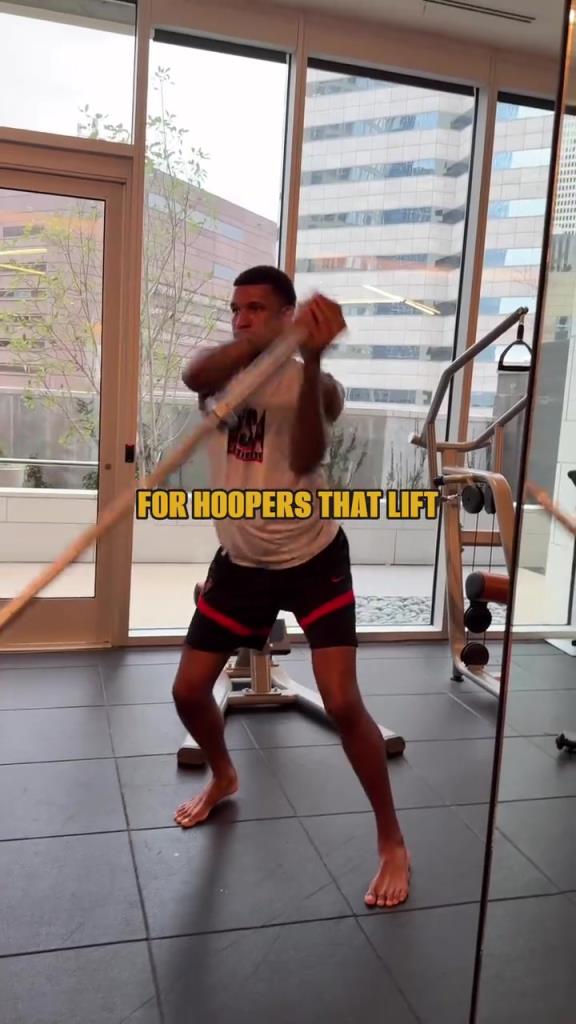 新赛季加油冲!贾巴里-史密斯在训练房进行力量训练~