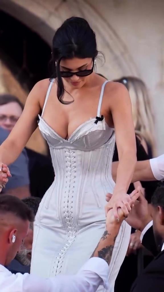 凯莉-詹娜的身材可以说是略胜姐姐