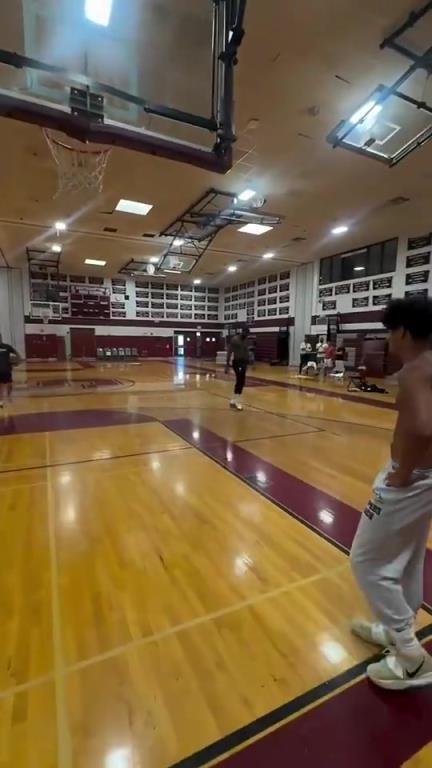 执行下赛季合同!40岁的詹姆斯,休赛期依旧挥汗如雨