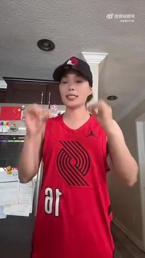 挺好看!女球迷:我把杨瀚森球员版250美元价格砍到了238美元