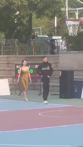 汤杰球技怎样另说,这挑女友的目光是真的可以!