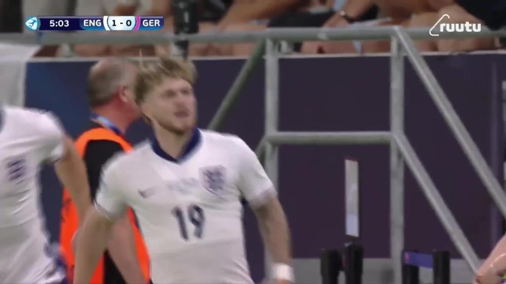 英格兰梦幻开局！埃利奥特禁区内推射得手，连续3场取得进球！