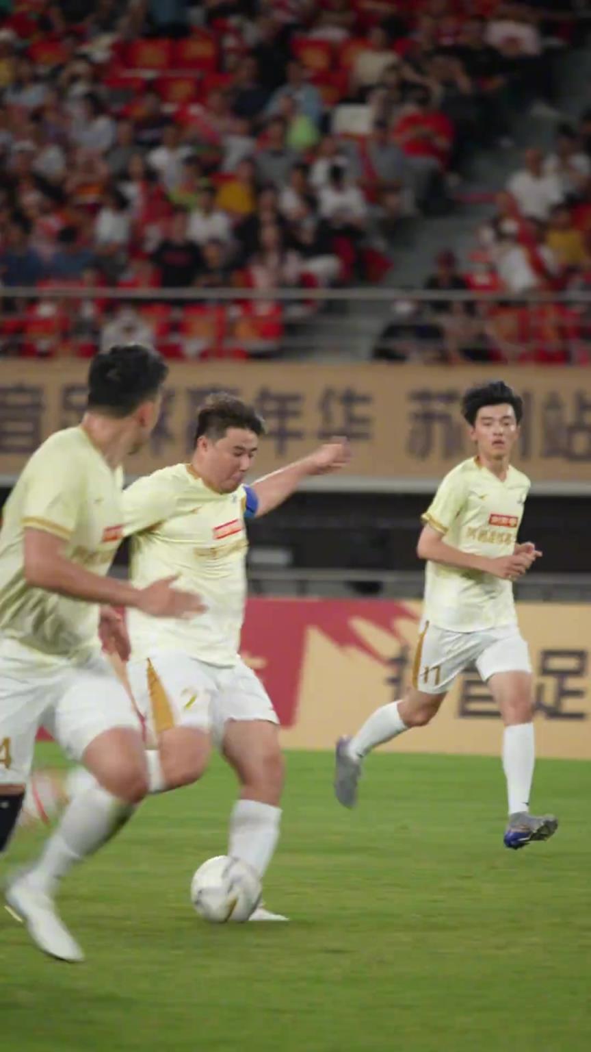 董方卓社媒：好久不踢大场草场了，不小心来了个帽子戏法