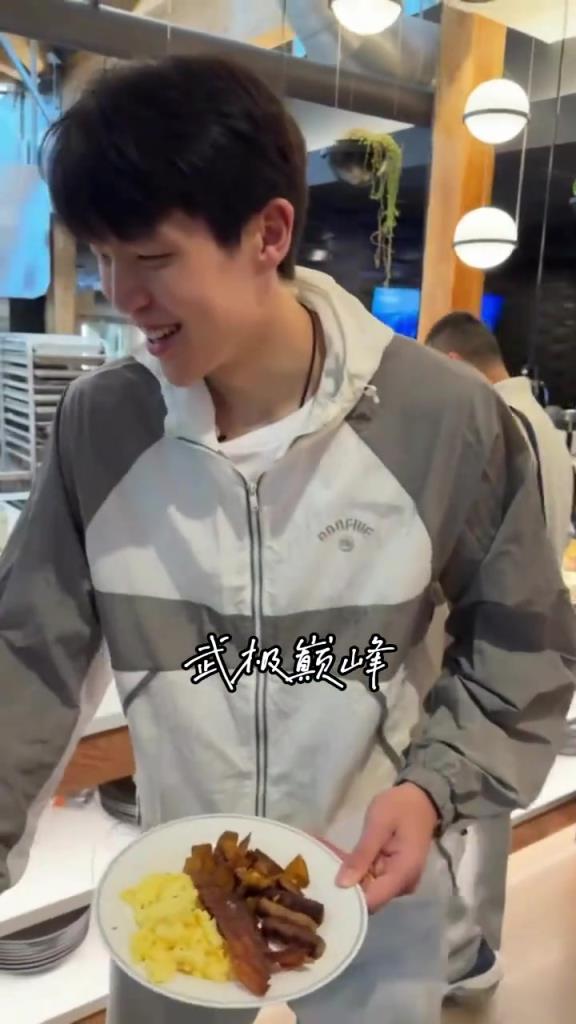 杨瀚森抵达开拓者之后 和工作人员寒暄过后先干饭哈~
