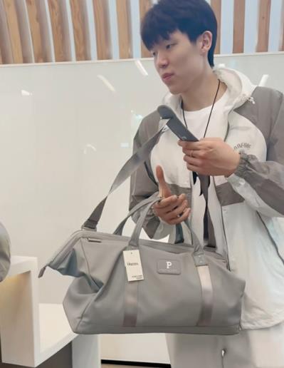 暖心!开拓者工作人员为瀚森及家人每人准备了一份礼物~